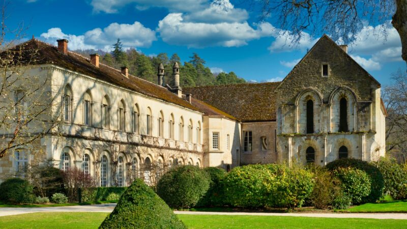 Séjourner dans une ancienne abbaye : une immersion dans le passé en Auvergne