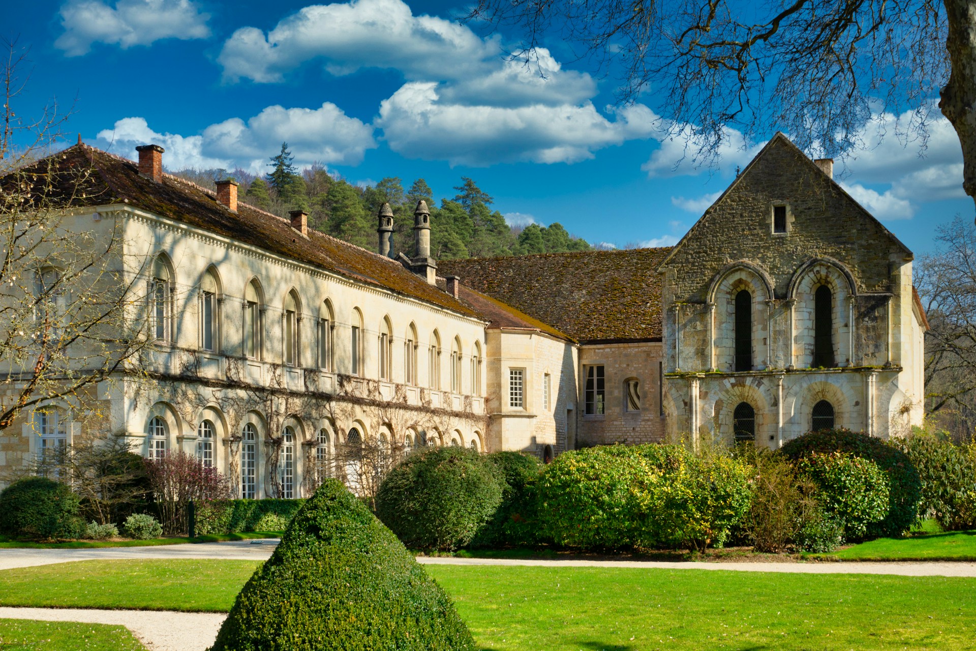 Séjourner dans une ancienne abbaye : une immersion dans le passé en Auvergne